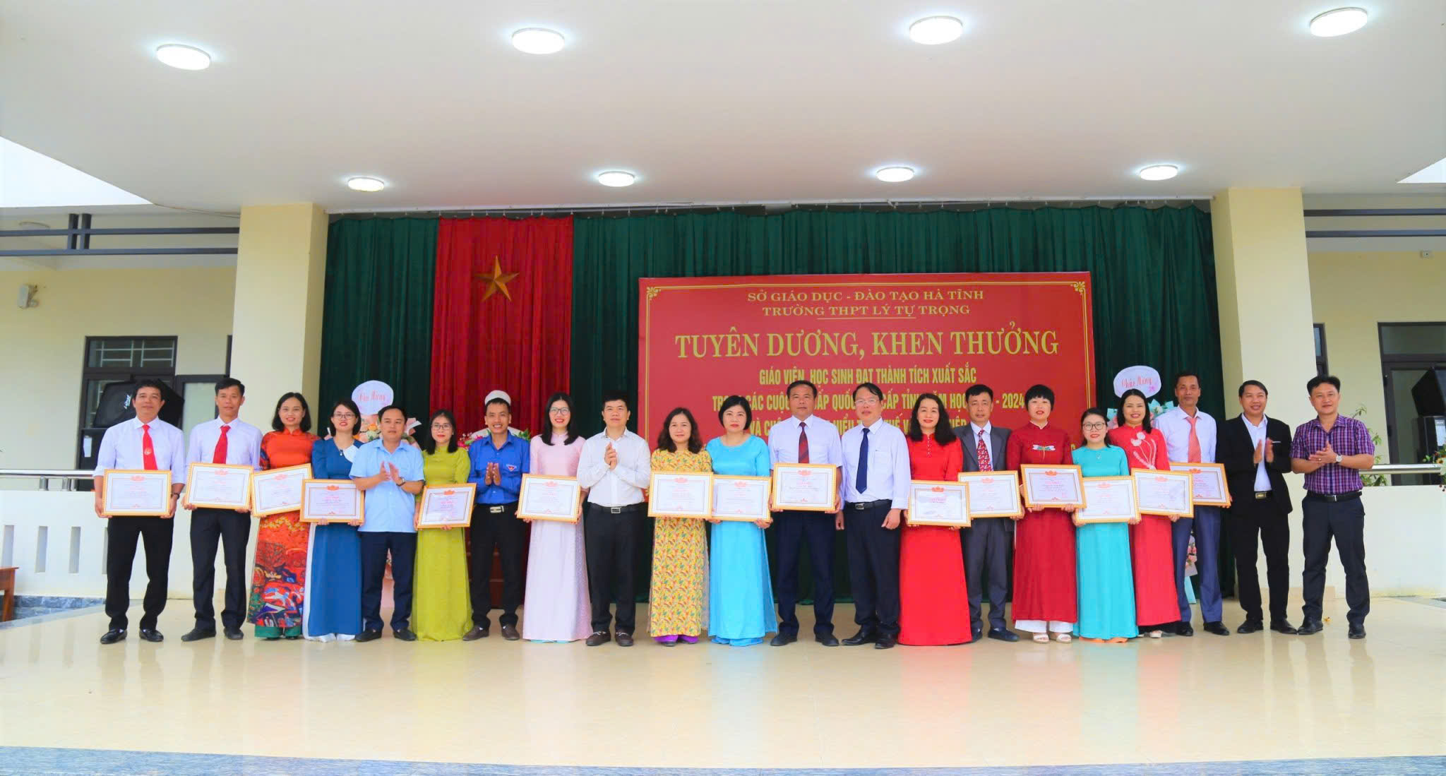 Tuyên dương, khen thưởng giáo viên đạt thành tích trong hội thi giáo viên giỏi Tỉnh cấp THPT 2023 -2024