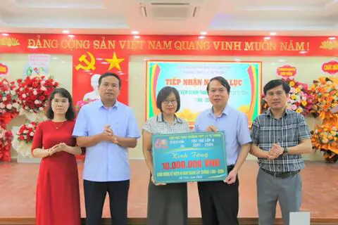 Trường THPT Lý Tự Trọng trân trọng cảm ơn các tập thể lớp